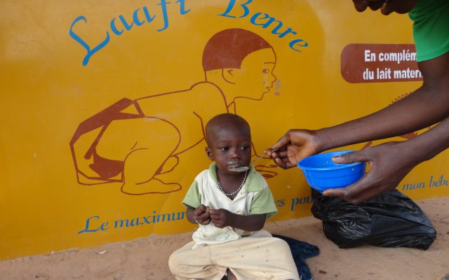 Repas Laafi Beere dans les quartiers non lotis de Ouagadoudou. © Gret.