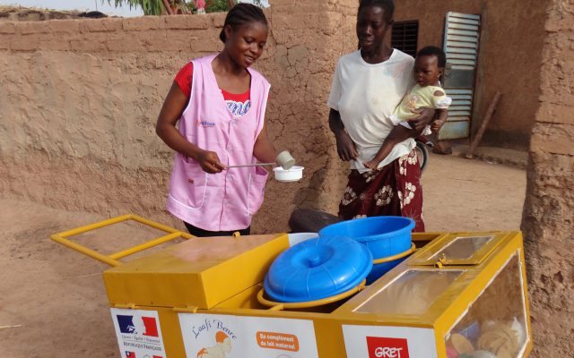 Commercialisation dans les quartiers non lotis de Ouagadougou. © Gret