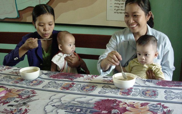 Dégustation de farine infantile  au Vietnam, ©Gret