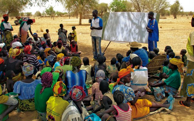 Sensibilisation de groupe au Burkina Faso ©Gret