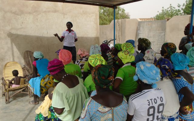 Sensibilisation de groupe au Burkina Faso ©Gret