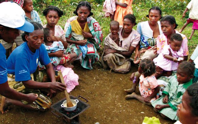 Démonstration de préparation de la bouillie à Madagascar ©Gret