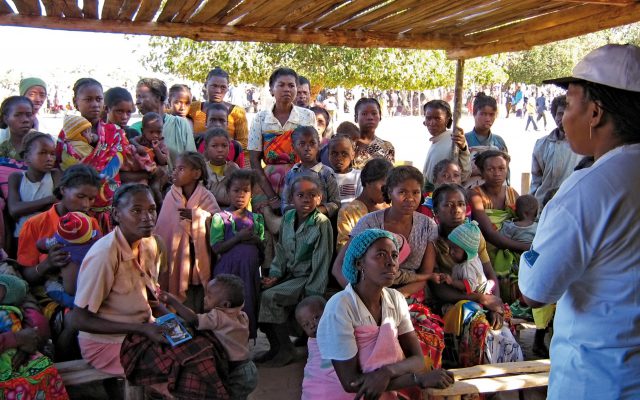 Animation de masse sur un marché dans l'Androy à Madagascar ©Gret