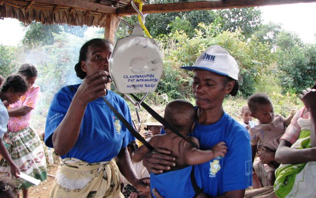 Weighing, Madagascar ©Gret