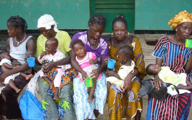 Tasting the complementary food in a health center ©Gret