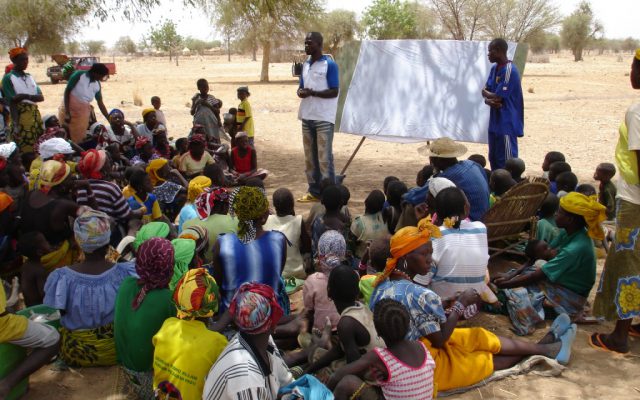 Group meeting in a village ©Gret