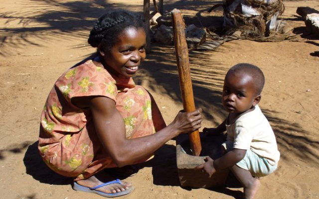 Cooking the traditional meal in Madagascar @Gret