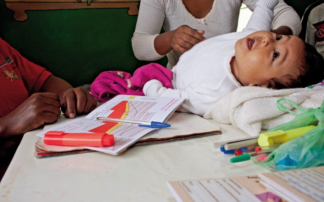 Suivi de la croissance au sein d'un Hotelin-Jazakely par l'entreprise Nutri-zaza, à Madagascar ©Gret